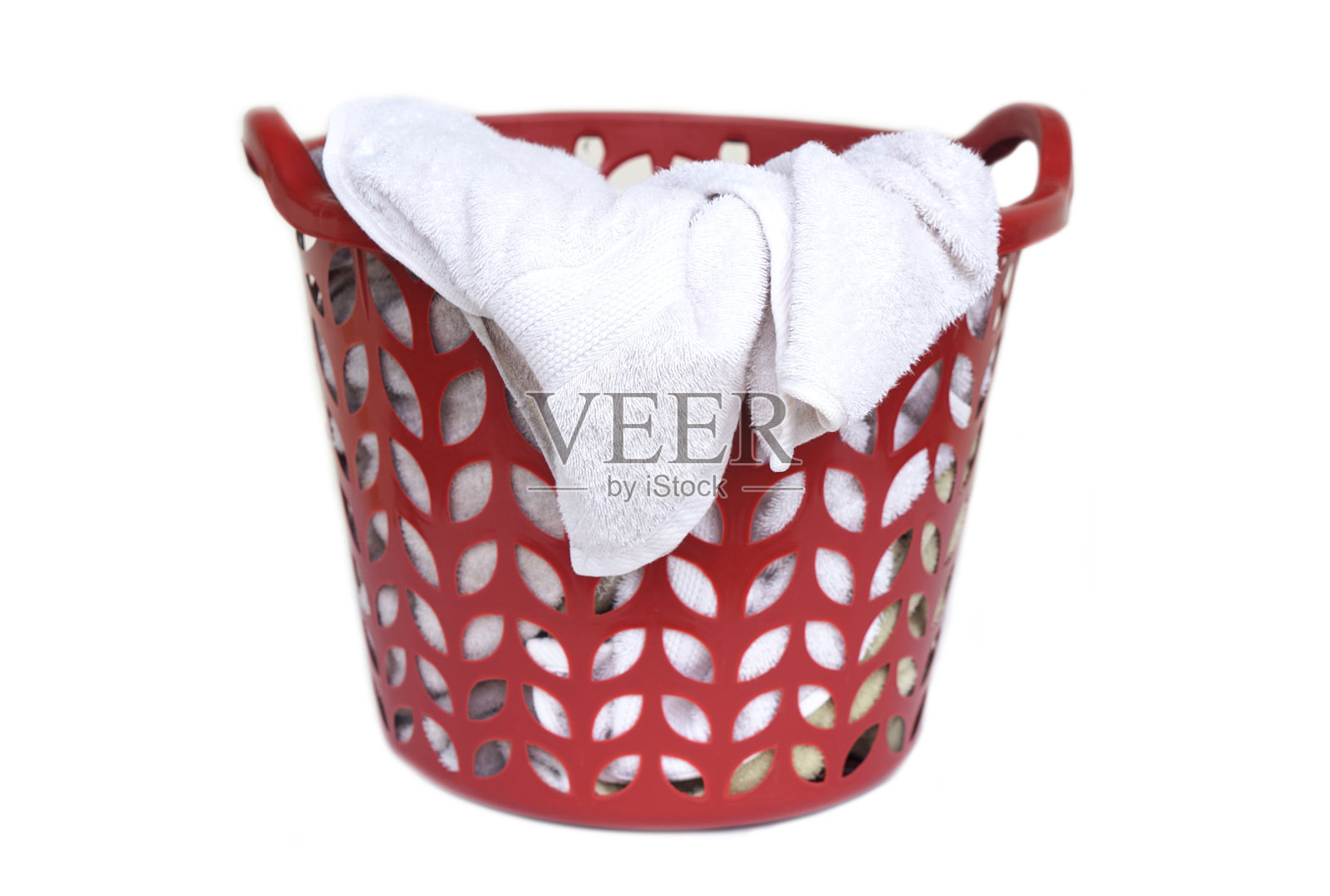 红色的塑料洗衣篮装满了待洗的旧毛巾，象征着清洁、家务、卫生和日常生活。非常适合家居、生活方式和清洁主题。照片摄影图片