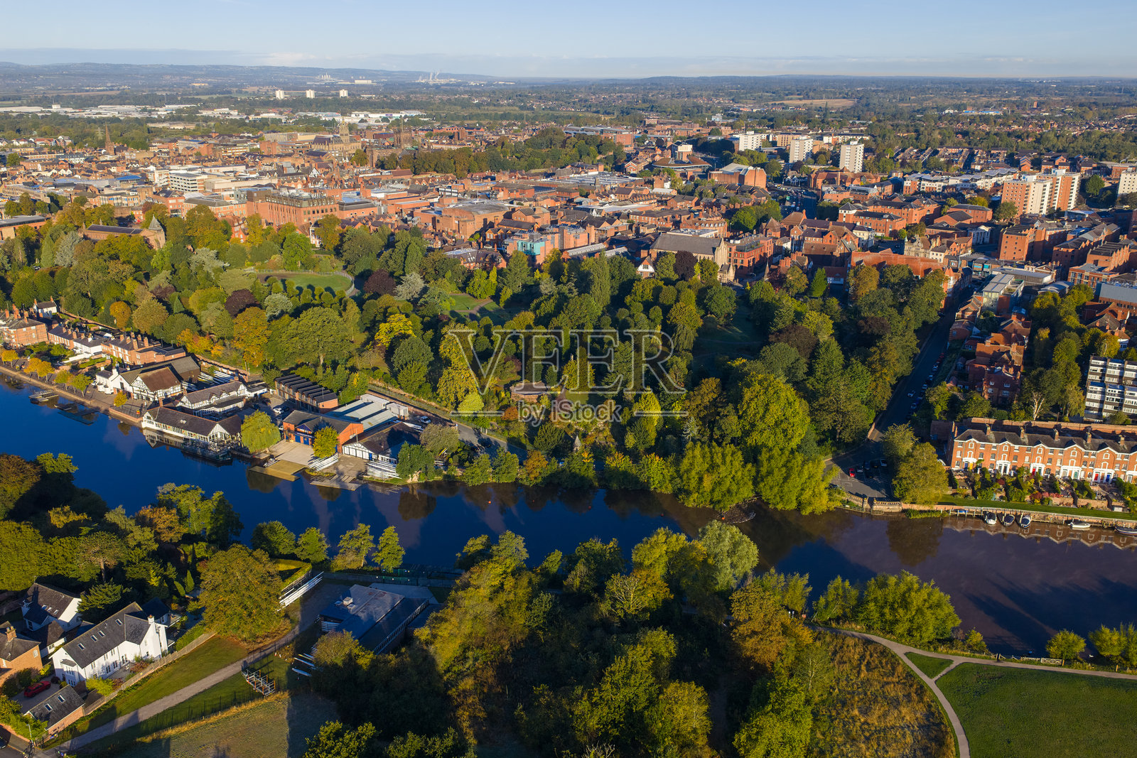 清晨阳光下切斯特的鸟瞰图，包括格罗夫纳公园、迪伊河和城市屋顶。照片摄影图片