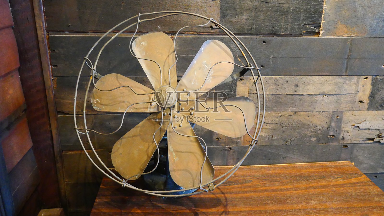 复古金属台扇与回收木墙照片摄影图片