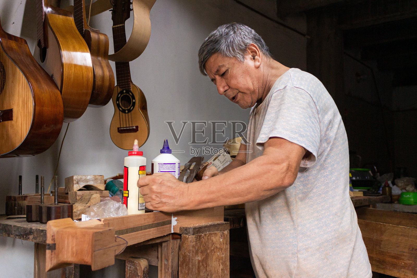 一位木匠正在用工业刷打磨木材照片摄影图片