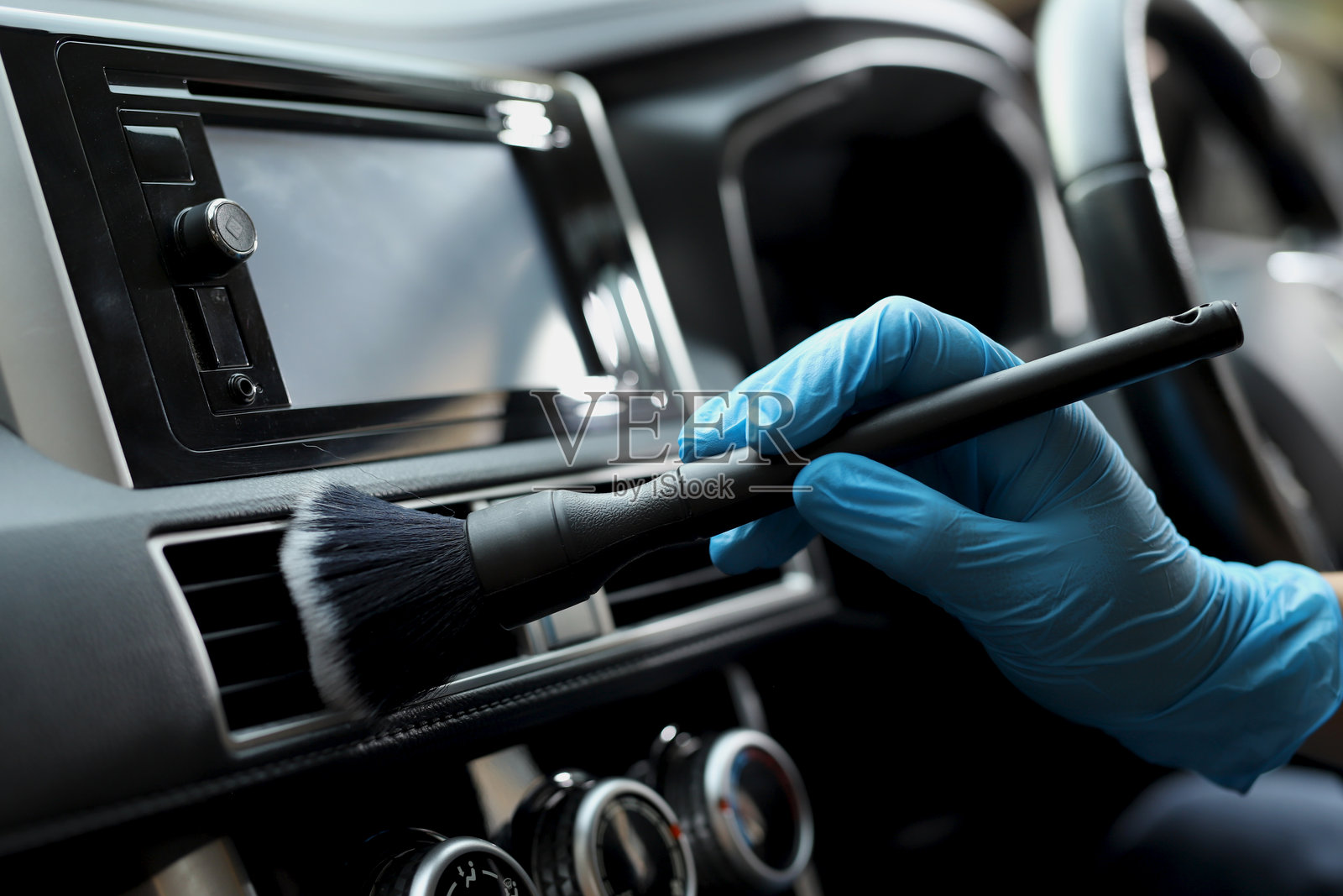 汽车美容店工作人员正在清洁汽车空调照片摄影图片