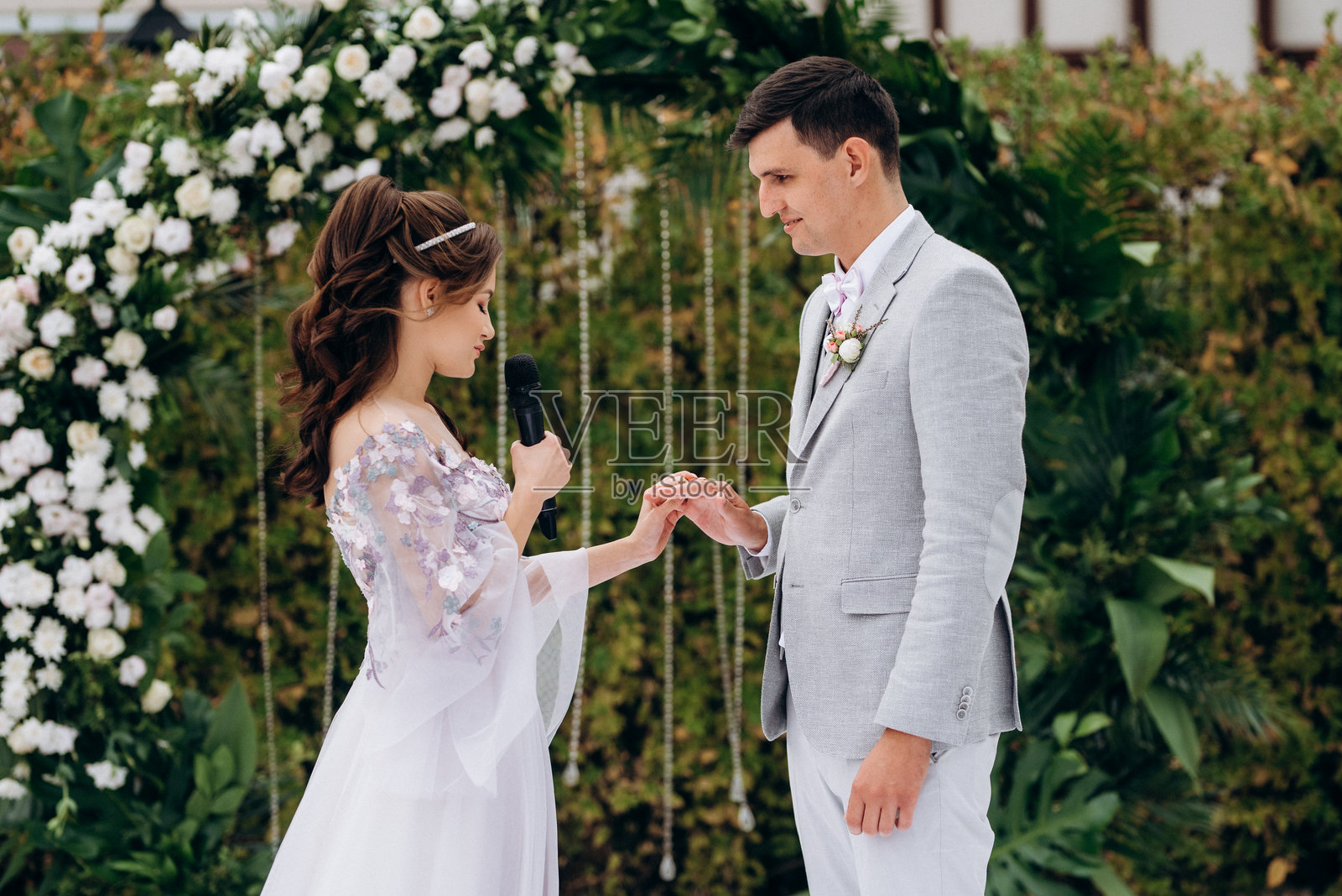 新婚夫妇在林间空地上举行婚礼仪式照片摄影图片