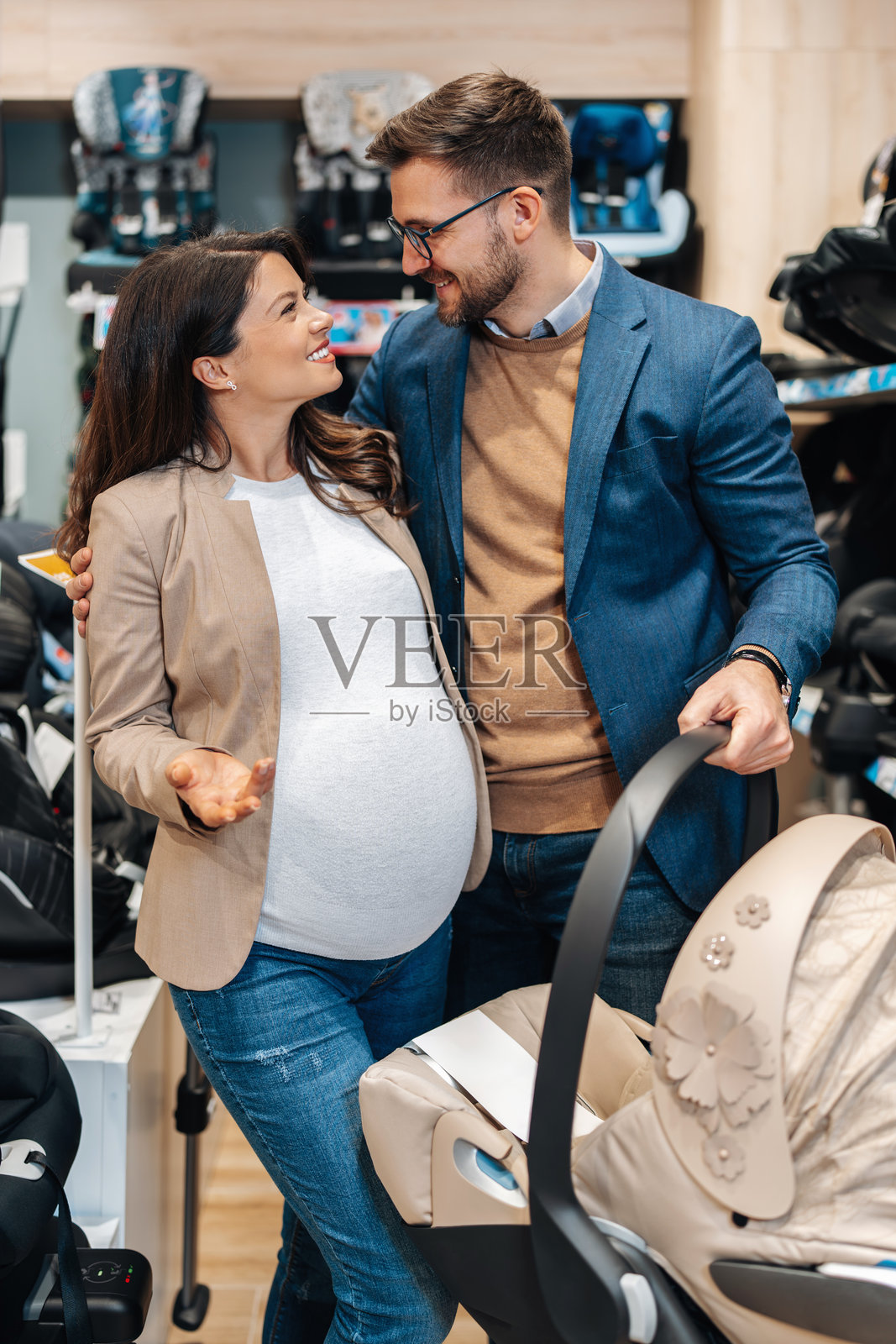 年轻夫妇在婴儿用品店照片摄影图片