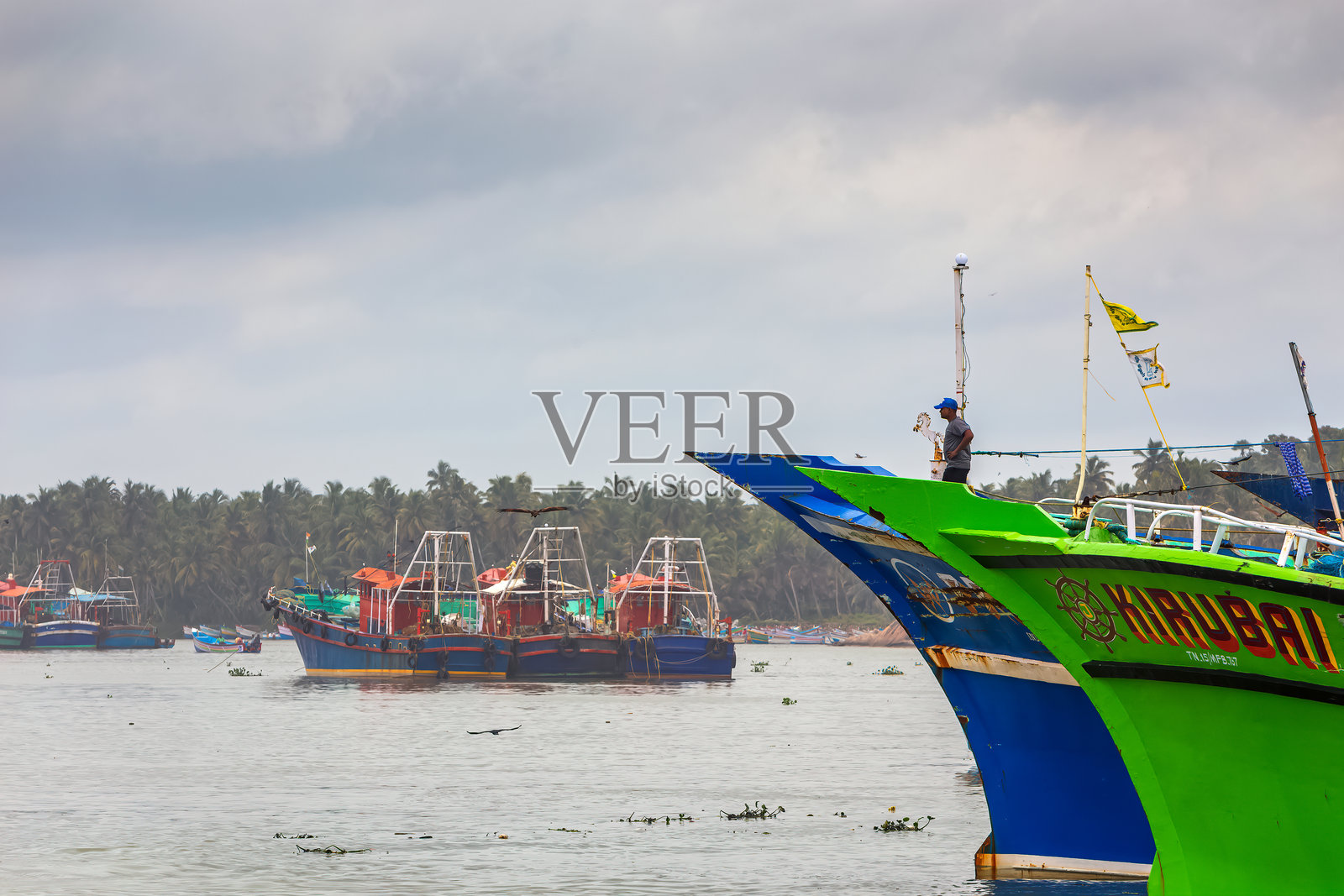 印度泰米尔纳德邦，卡尼亚库马里区，滕加帕特南港，阿拉伯海中的渔船。照片摄影图片