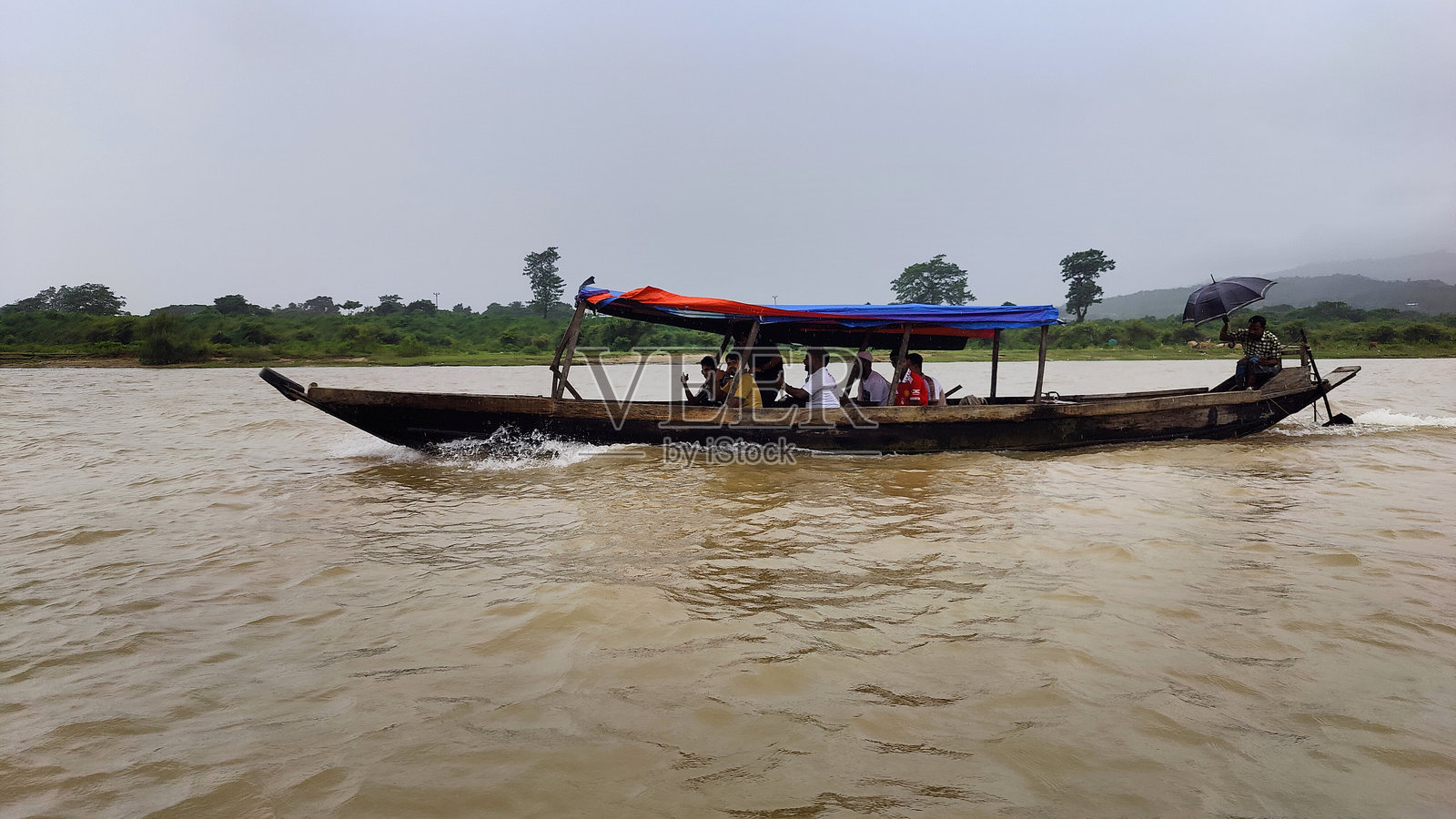 乘船游览河流照片摄影图片