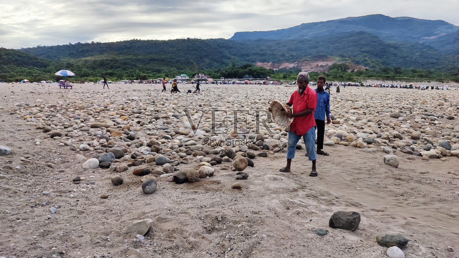 工人们在海滩上工作照片摄影图片