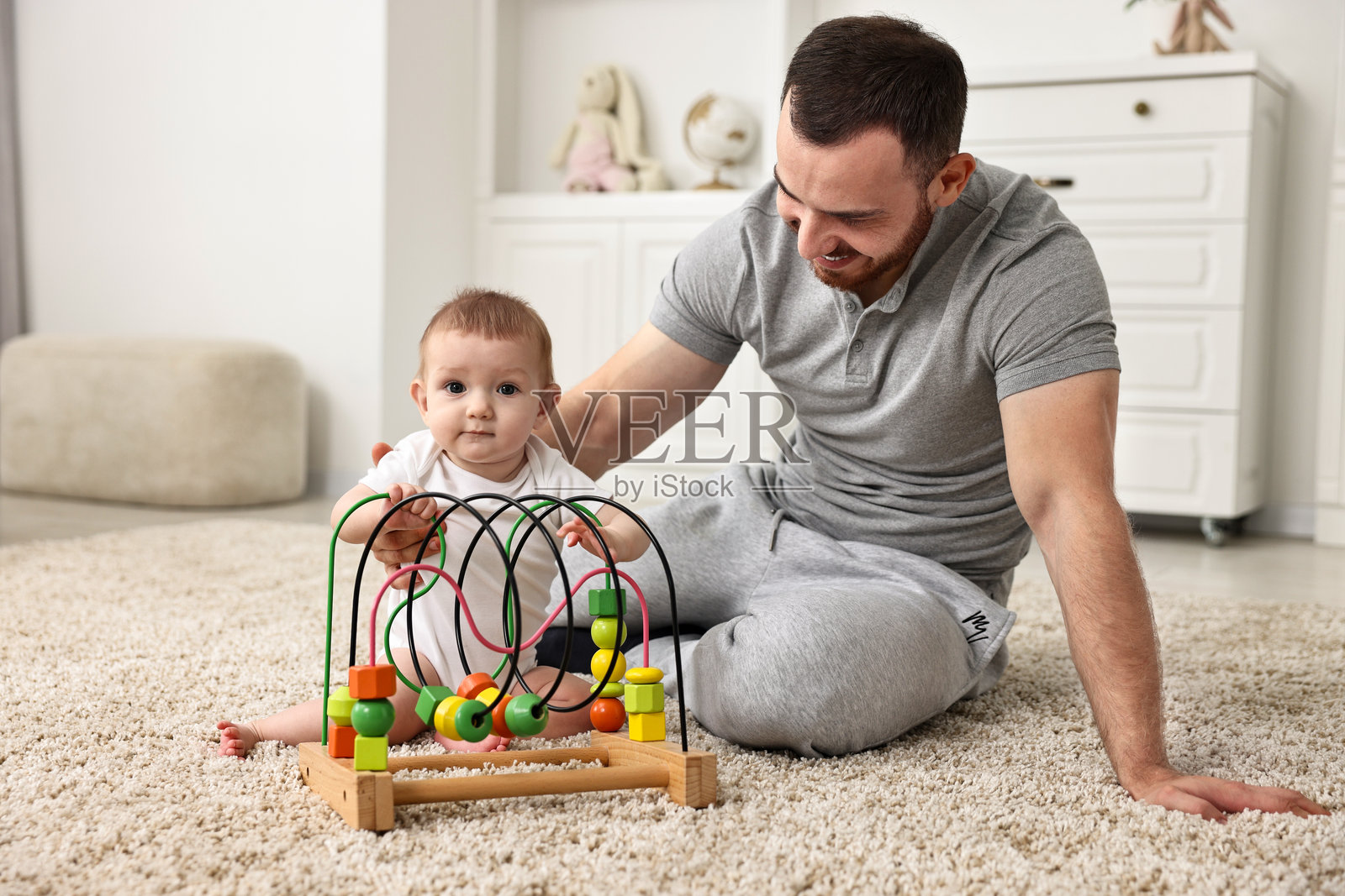 爸爸在家和可爱的宝宝玩耍照片摄影图片
