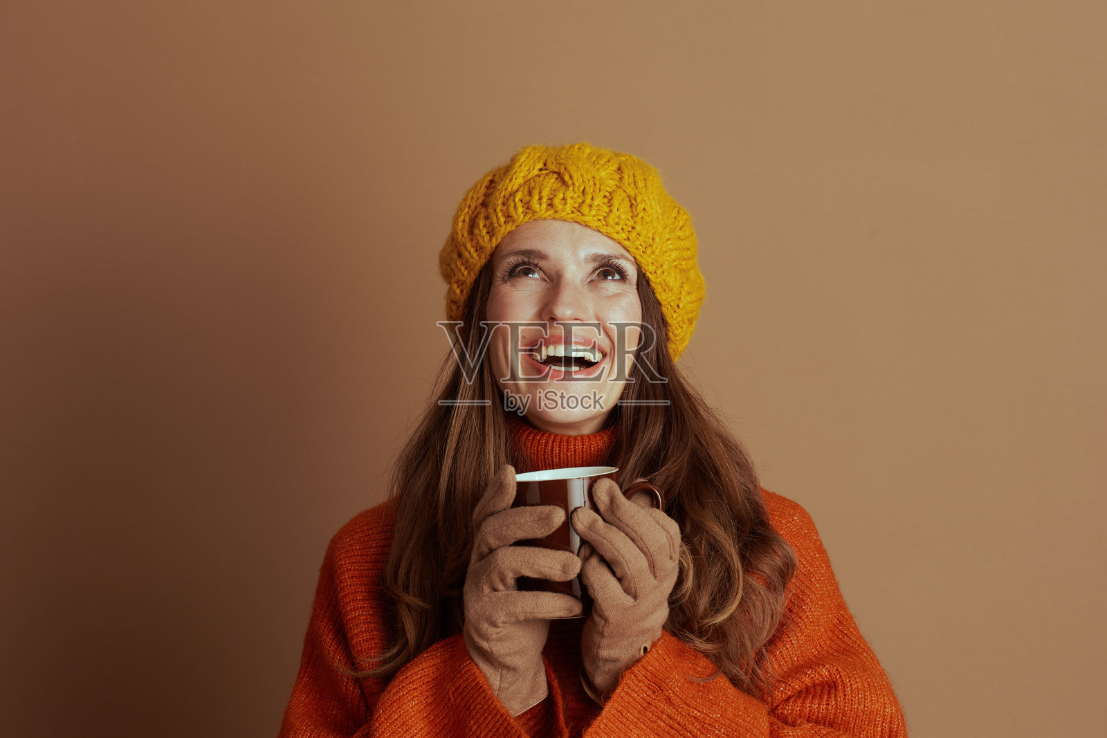 欣喜的女子仰望天空，拥抱温暖照片摄影图片