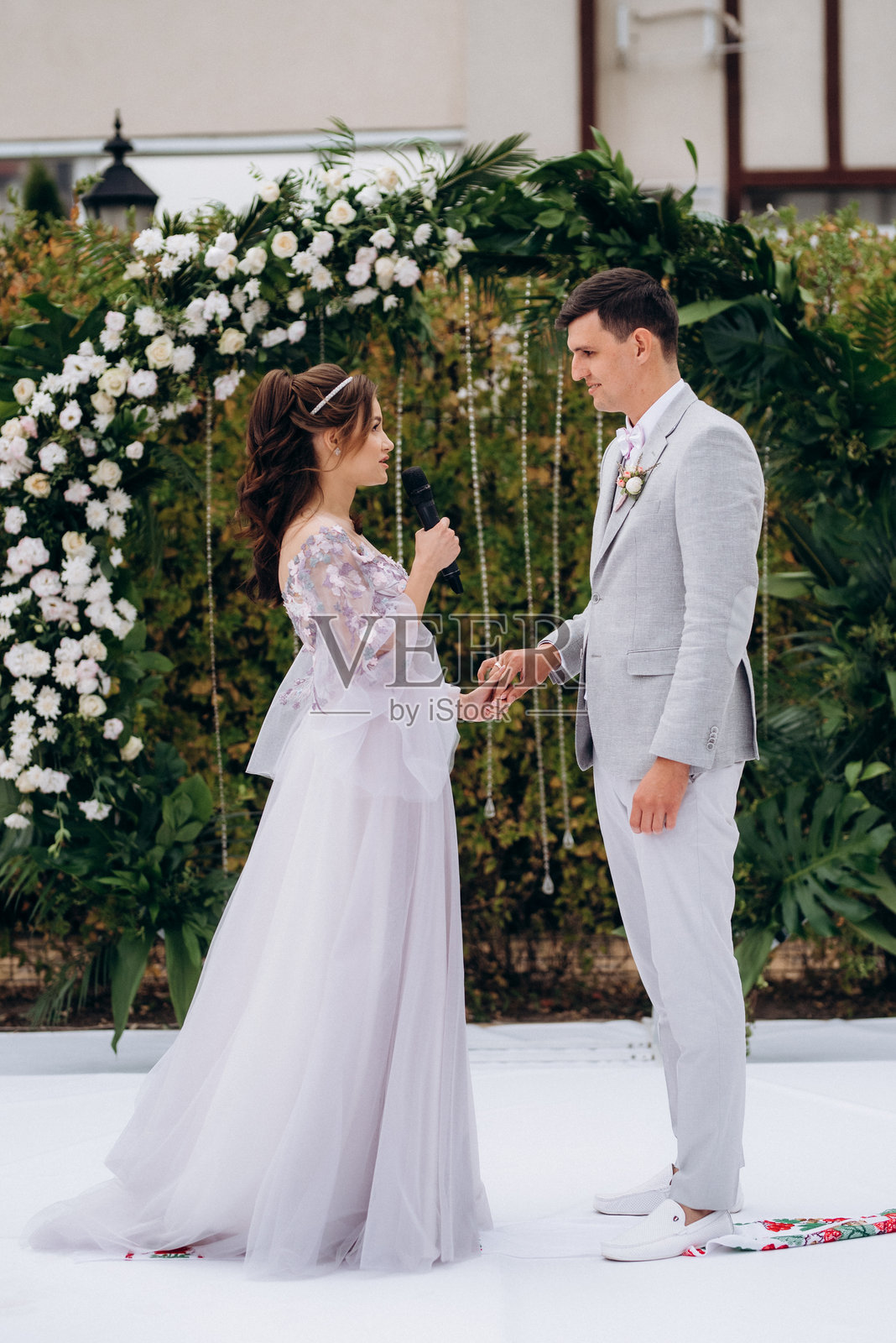 新婚夫妇在林间空地上举行婚礼仪式照片摄影图片