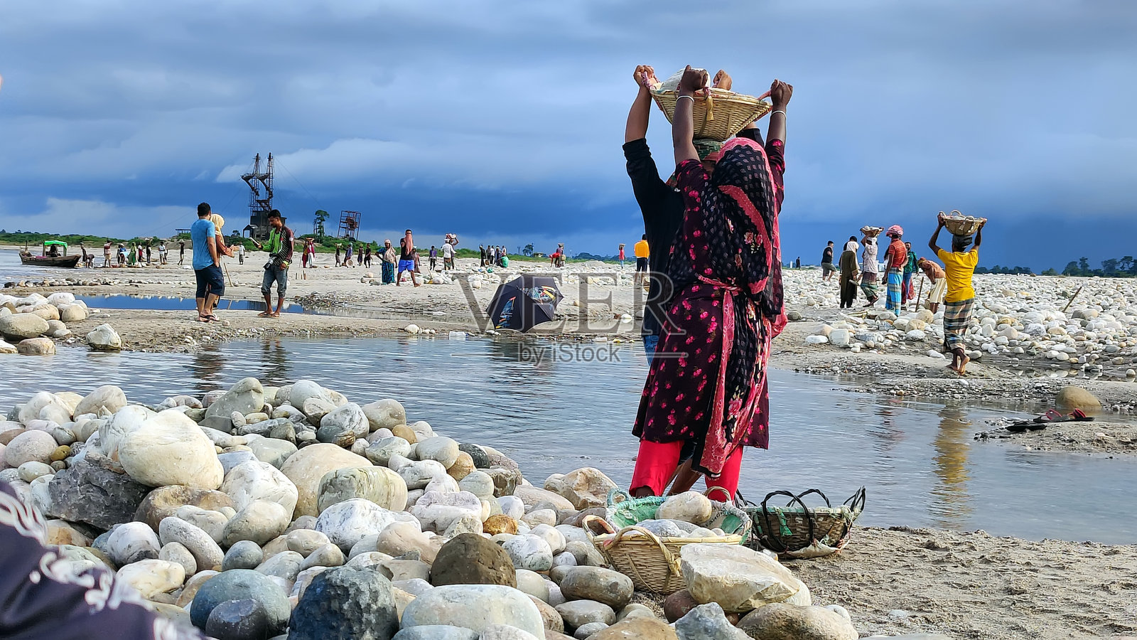 工人们在海滩上工作照片摄影图片