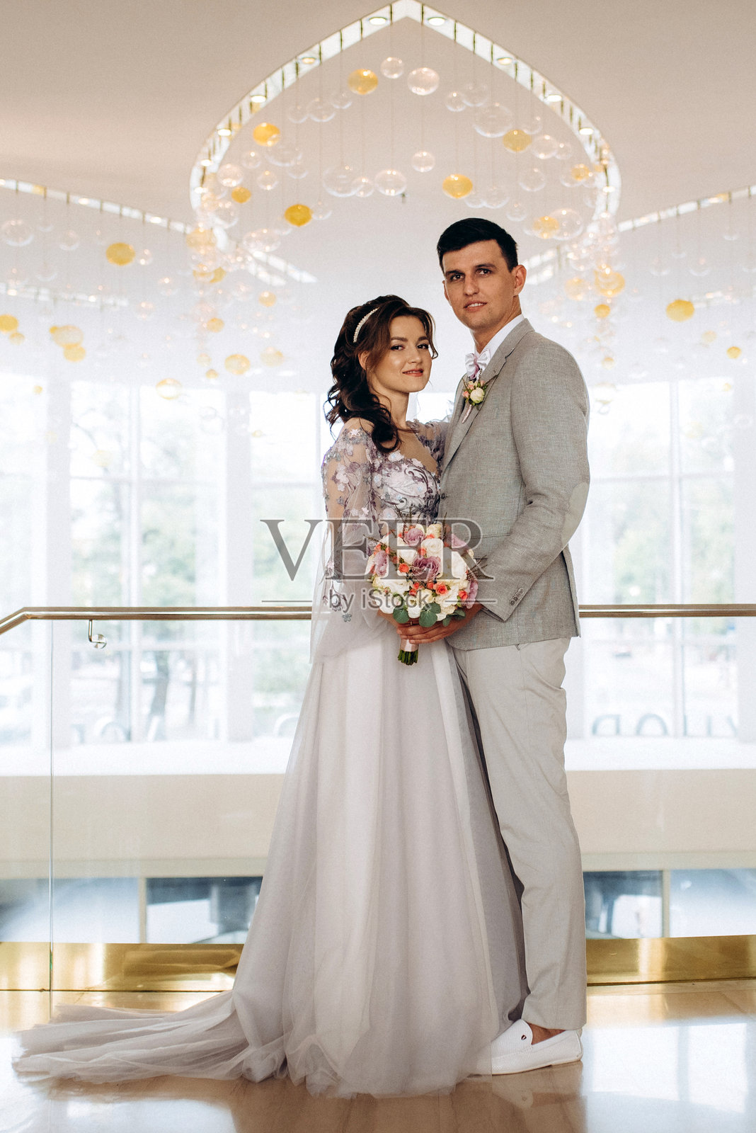 新郎新娘在酒店楼梯上的会面照片摄影图片