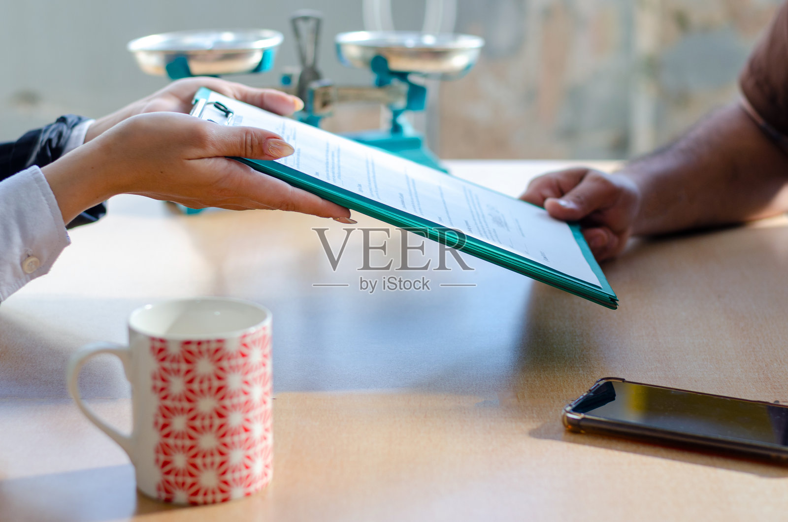 男人签署文件合同，保险，法律合同或律师咨询。残疾人，律师或倡导者在谈判，政策咨询或事故报告特写。照片摄影图片