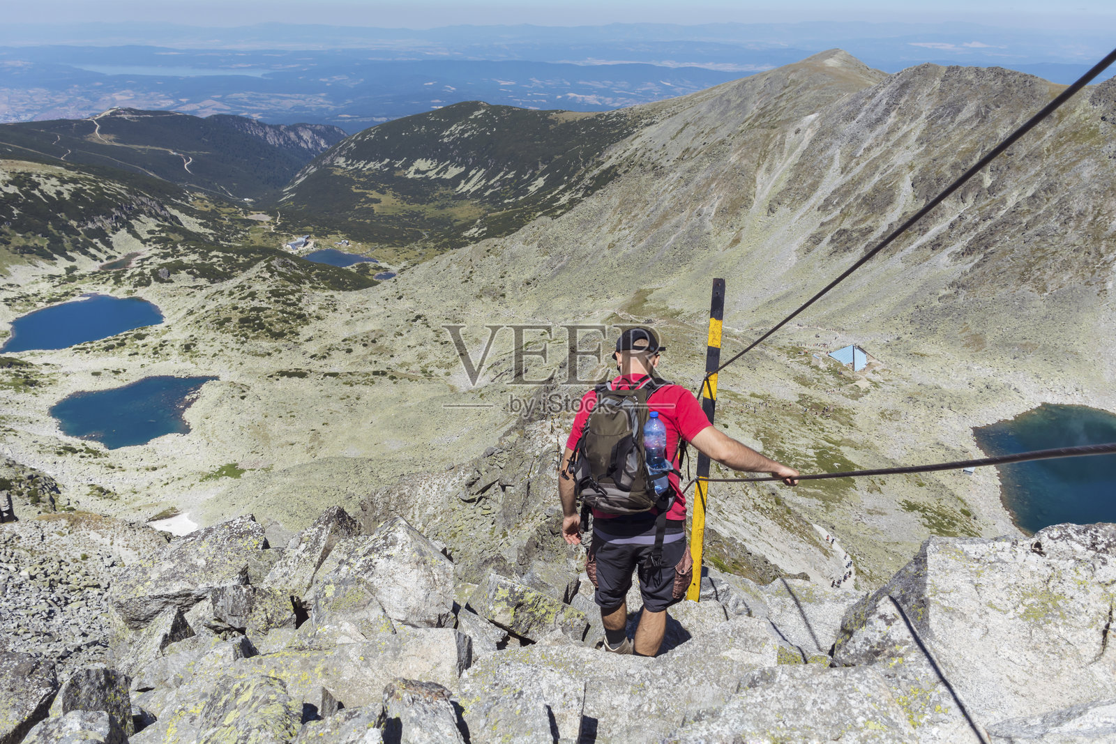 年轻男子在夏日山中徒步照片摄影图片