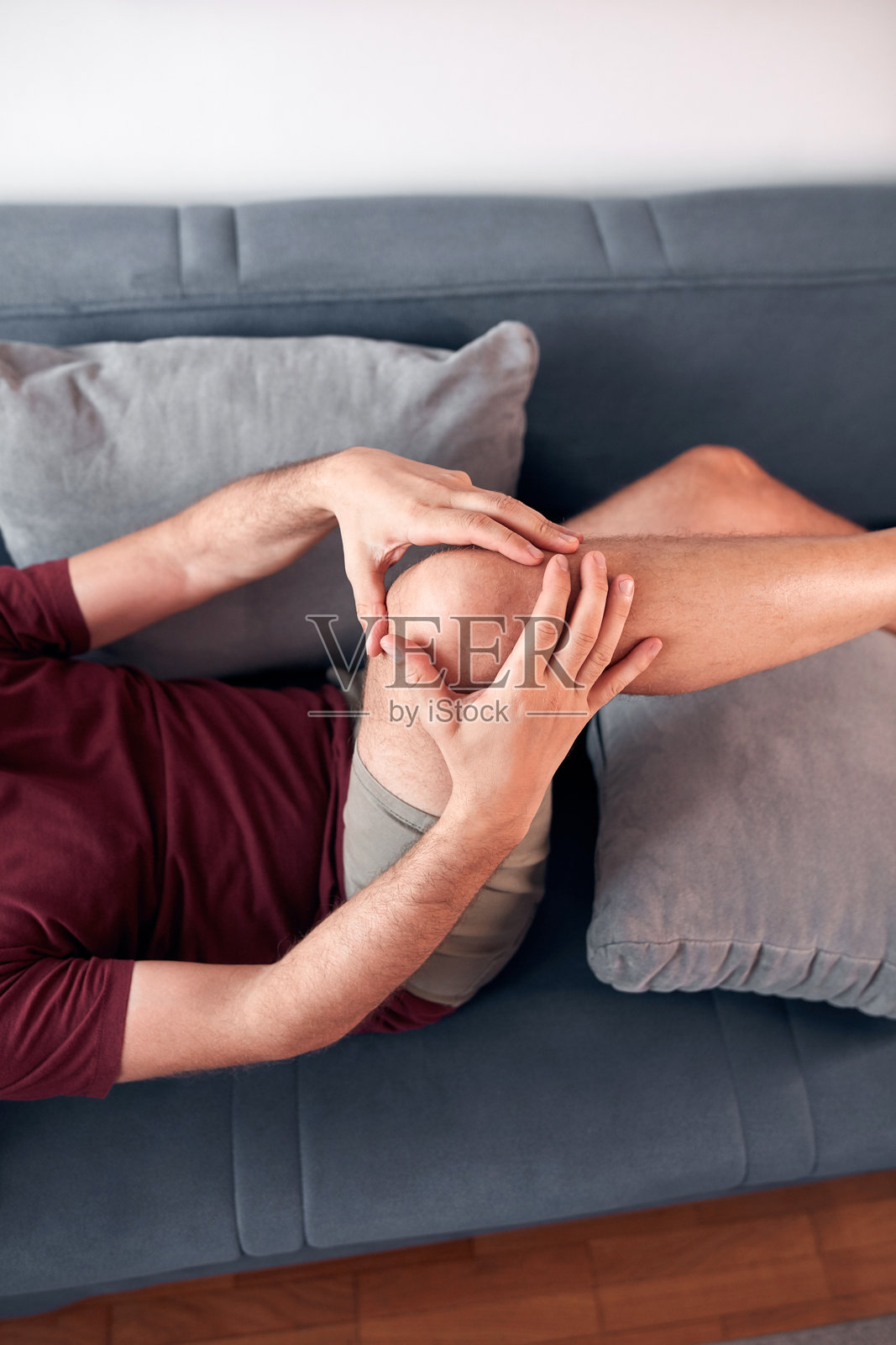 一名男子在家中膝盖和腿部疼痛。照片摄影图片