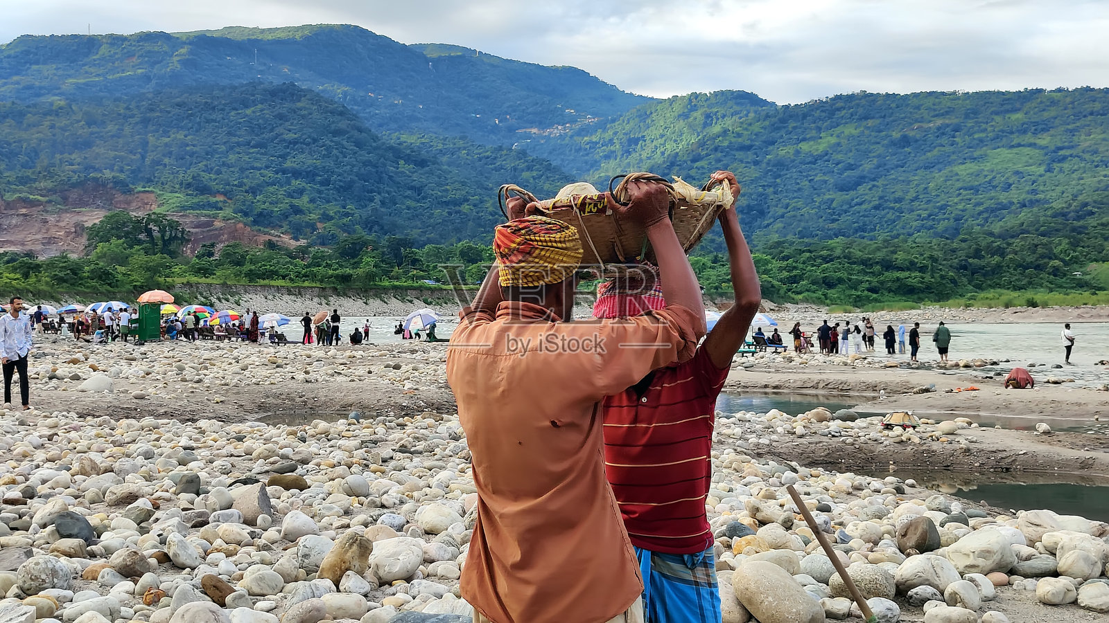 工人们在沙滩上工作照片摄影图片