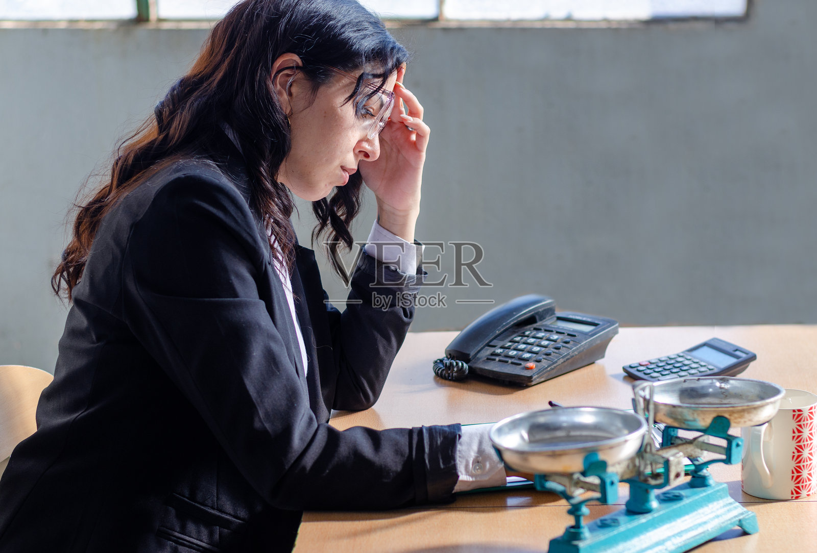 年轻的女律师或社工正在做笔记并思考。照片摄影图片