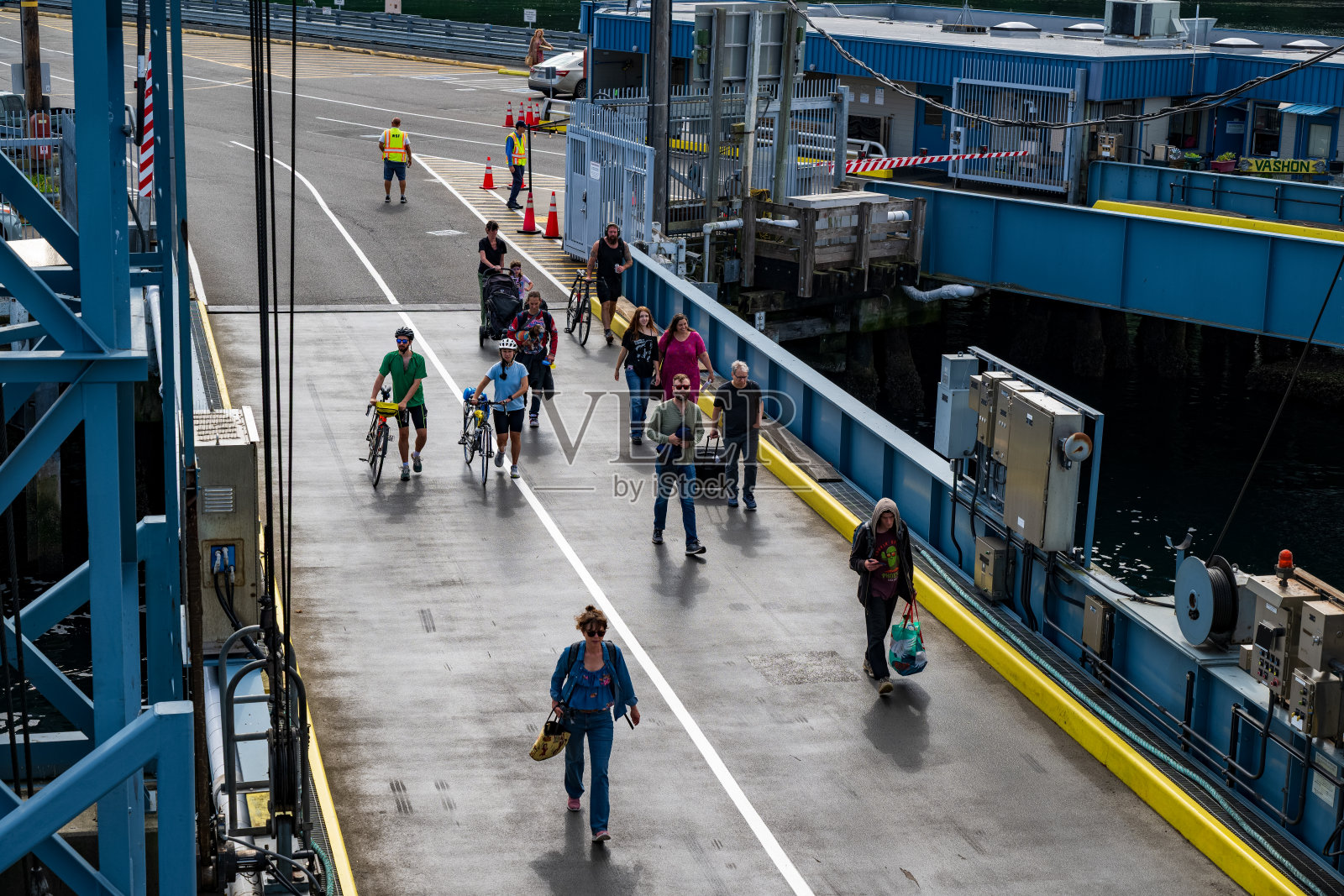 乘客正在登上渡轮照片摄影图片