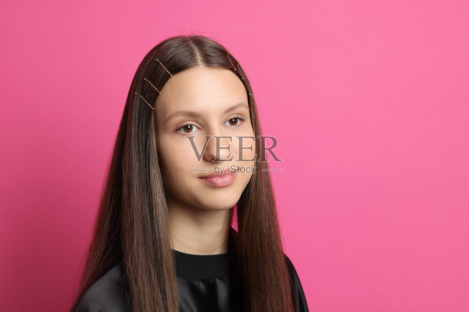 粉色背景下拥有时尚发夹的少女照片摄影图片