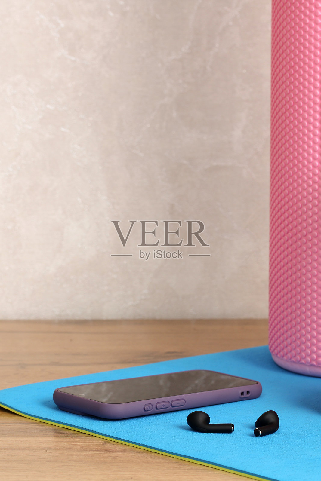 瑜伽垫上的健身配件，配有手机和耳机照片摄影图片