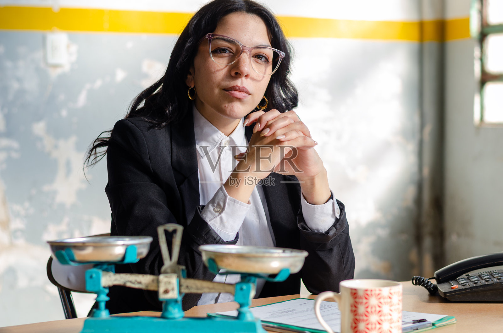 戴眼镜的年轻女律师或社工肖像，正看向镜头照片摄影图片