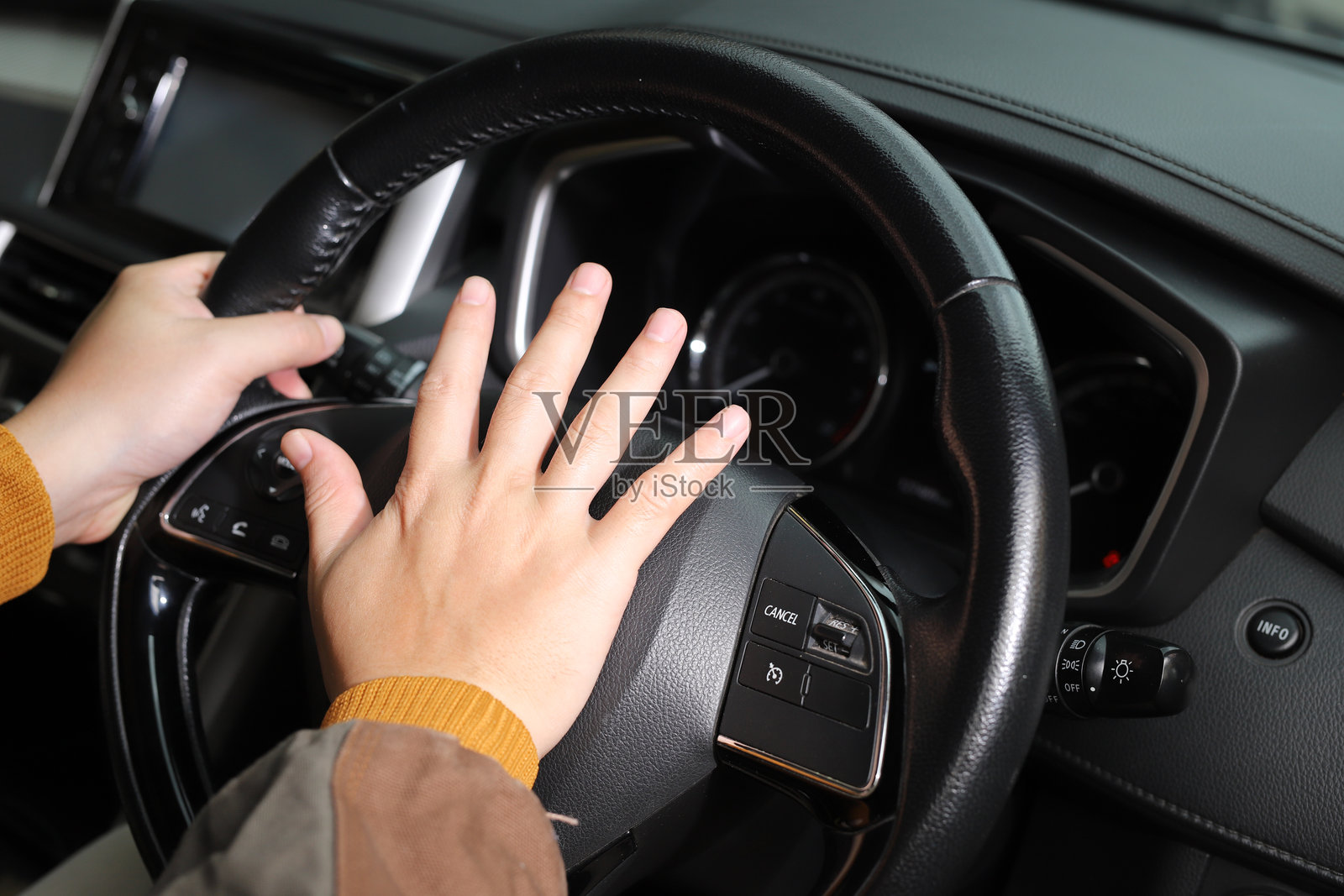 汽车喇叭声突然响起，惊动了路人，他们纷纷转头看去。照片摄影图片