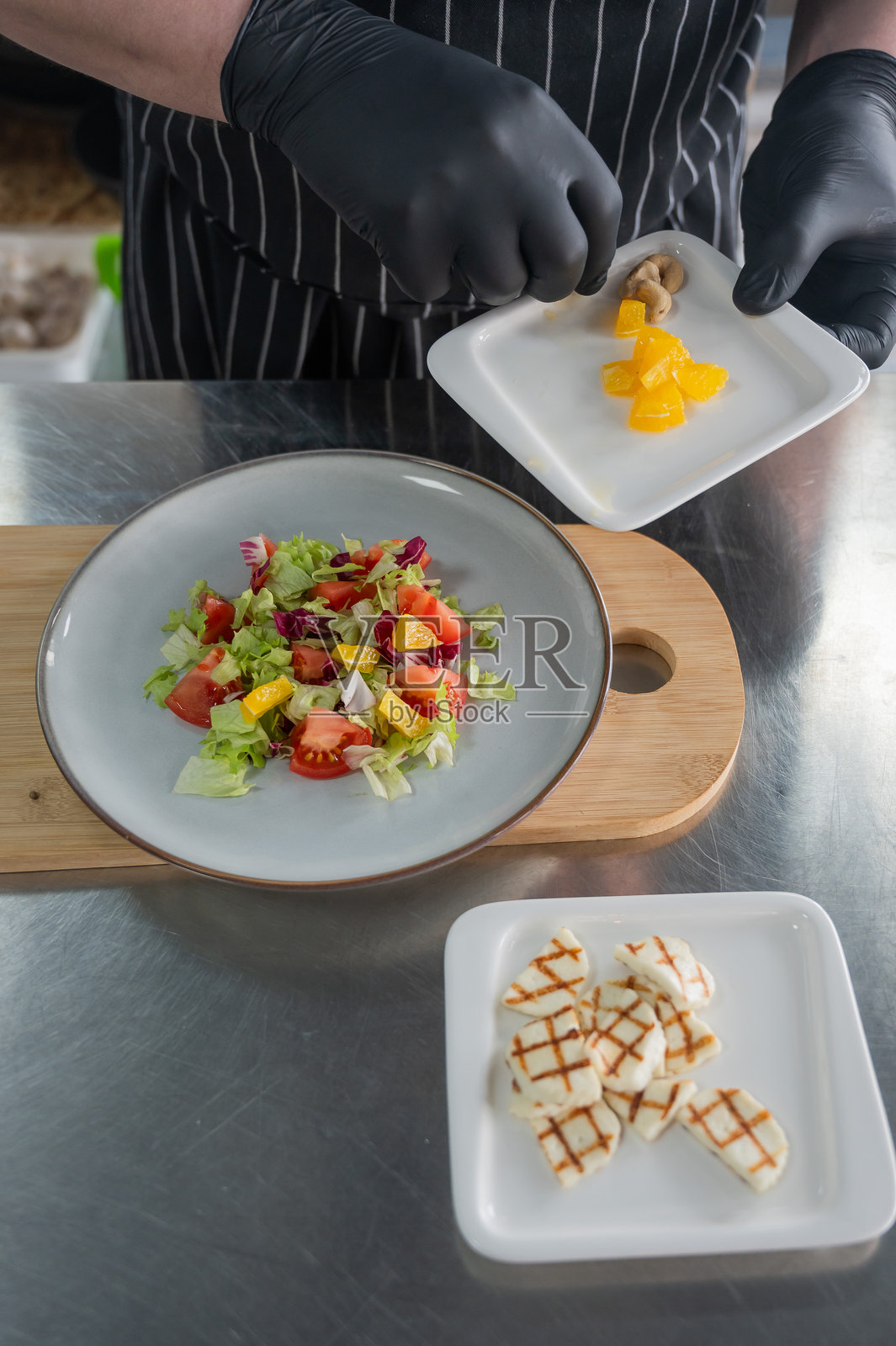 厨师摆放沙拉。照片摄影图片