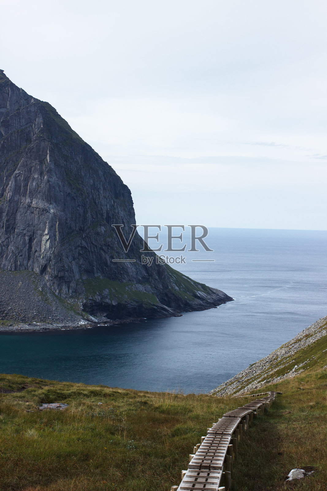 木制人行道通往罗弗敦群岛的夸尔维卡海滩照片摄影图片