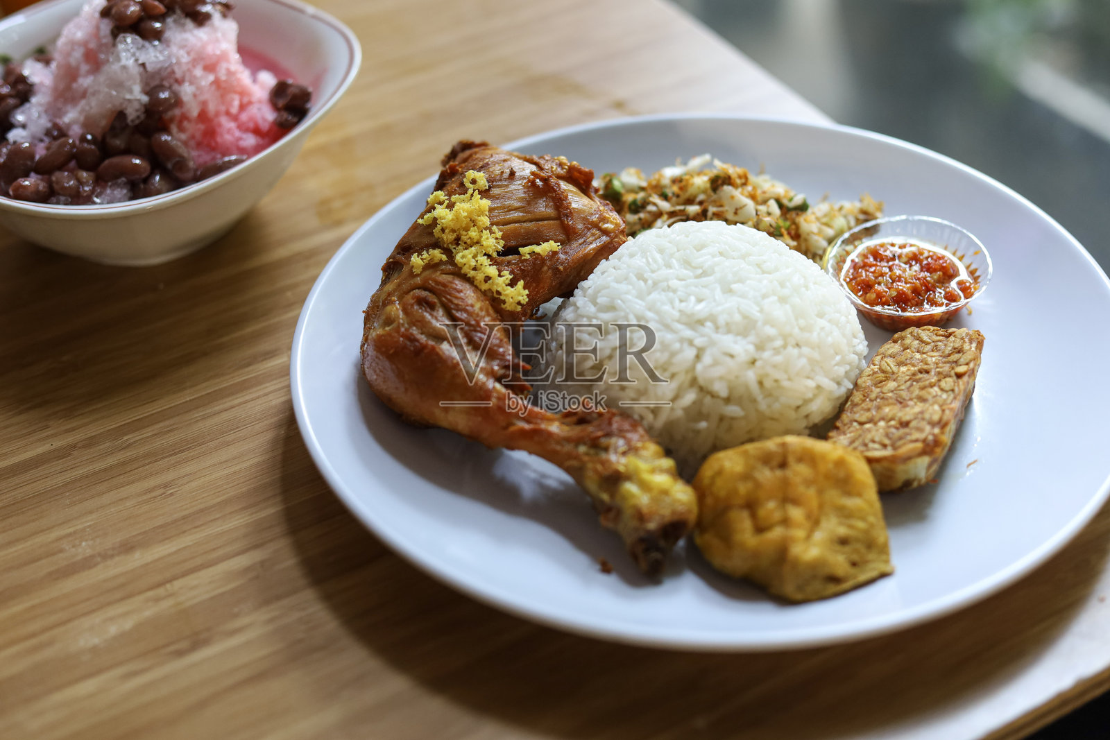 炸鸡配米饭、天贝、豆腐和辣椒叁巴照片摄影图片