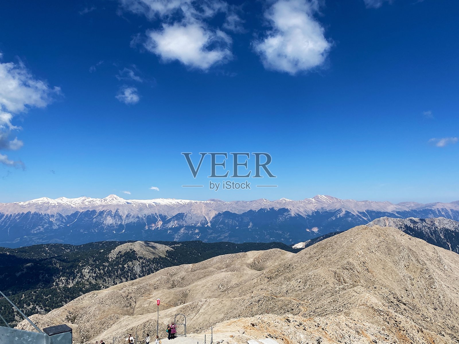 从塔赫塔利峰俯瞰的凯梅尔山区和海岸全景。奥林匹斯缆车，塔赫塔利海拔2365米，安塔利亚凯梅尔，土耳其。海天一线。照片摄影图片