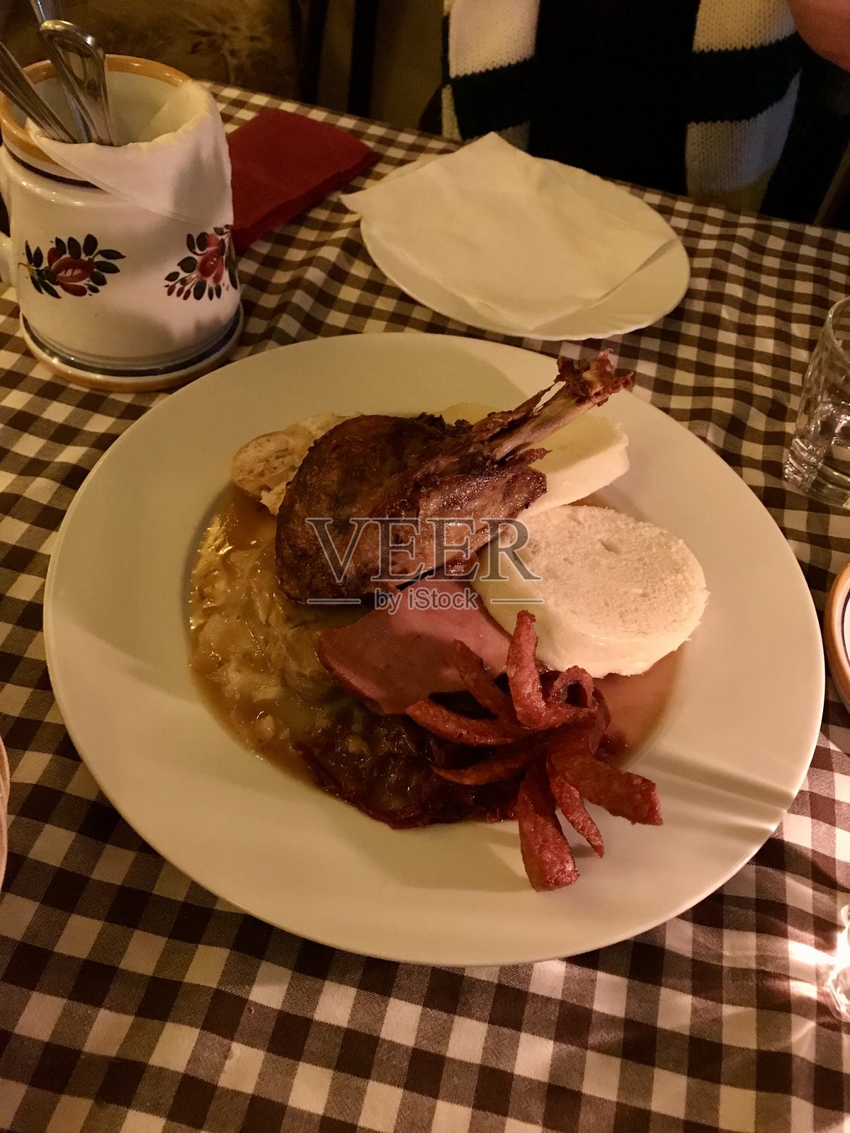 布拉格餐厅的传统捷克晚餐餐盘照片摄影图片