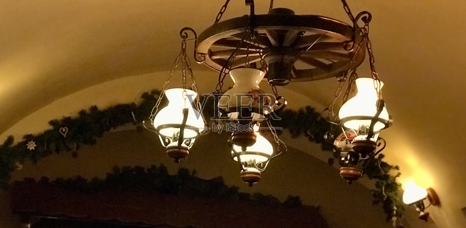 温馨的布拉格历史酒馆，带有冬季装饰照片摄影图片