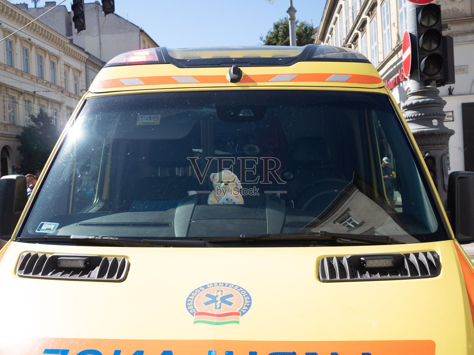 城市中的医疗救护车照片摄影图片