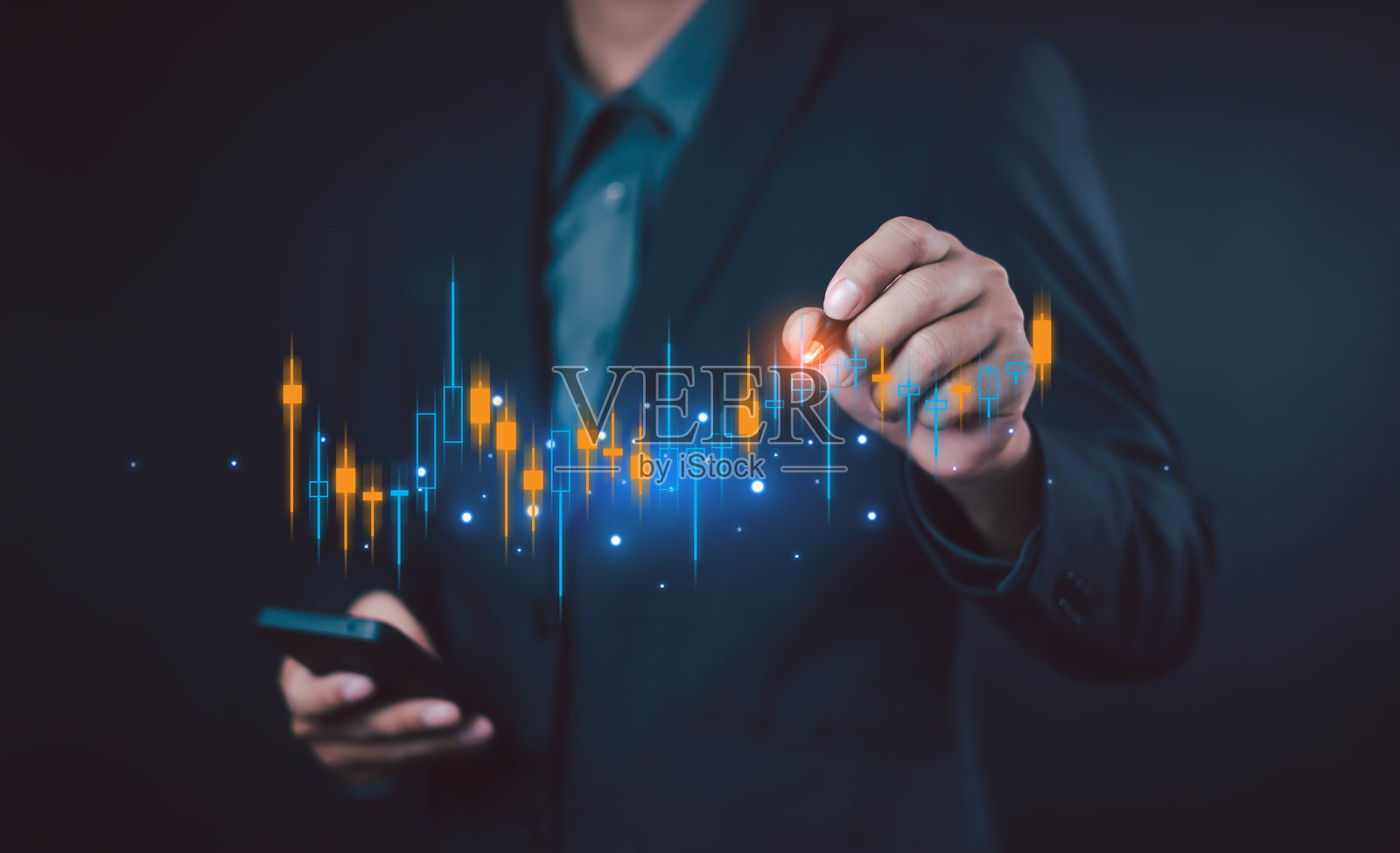 商人分析股票市场的蜡烛图和数字数据，涉及交易、金融增长、投资策略、外汇、加密货币和经济分析，以实现商业成功。照片摄影图片