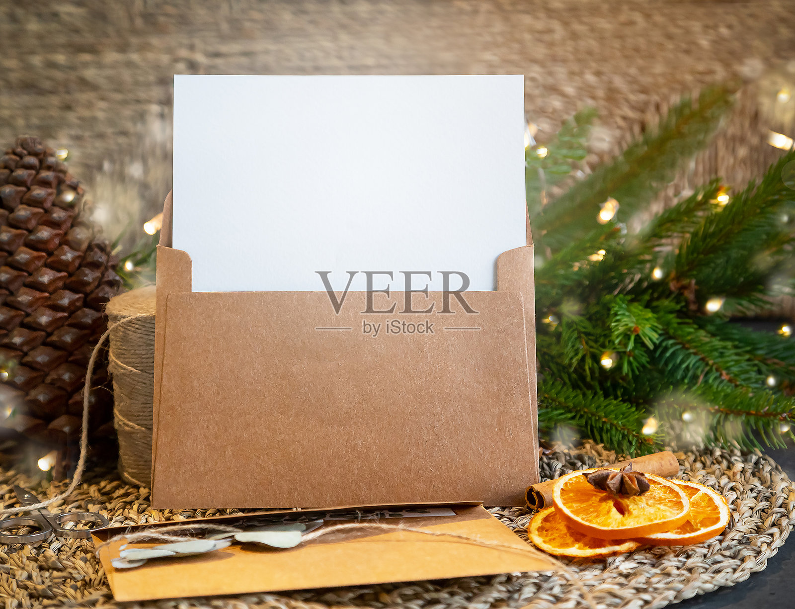 时髦的手工纸信封里空着的圣诞节和新年贺卡。照片摄影图片