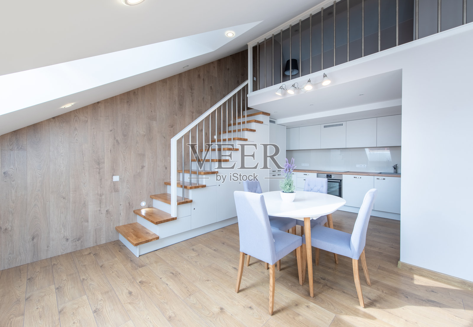 现代家居阁楼内景，配有时尚木质楼梯和极简餐区设计照片摄影图片