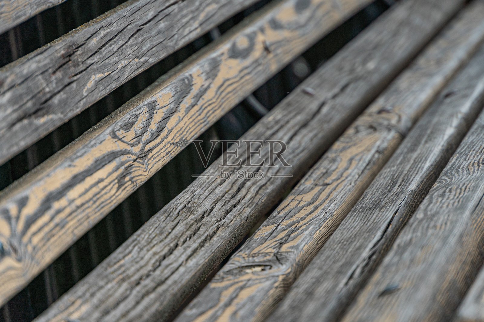 城市建筑上老旧木板的特写，纹理粗糙，呈现深浅不一的棕色和黑色照片摄影图片