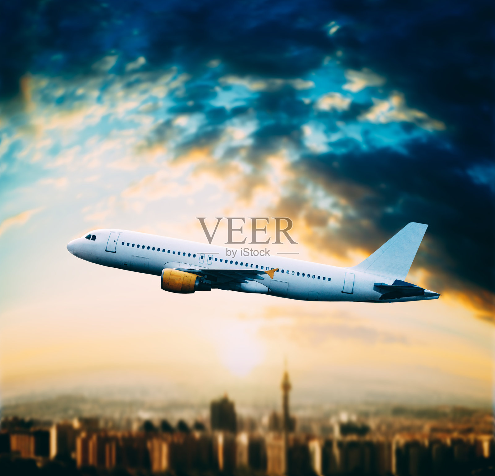 飞机在城市上空飞行。照片摄影图片