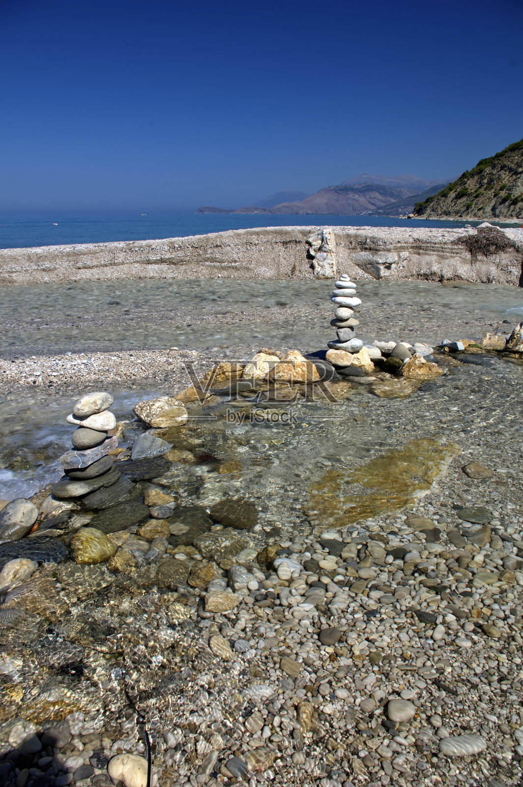 海滩上堆叠平衡的石头景观照片摄影图片