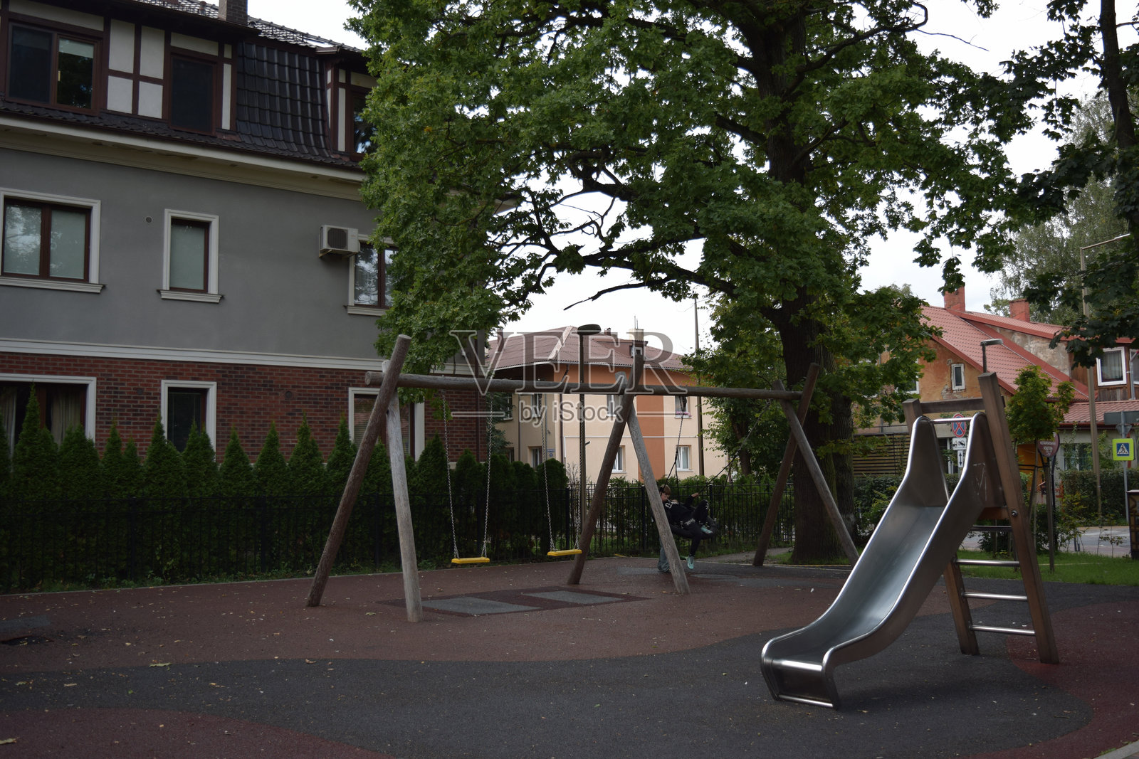 俄罗斯加里宁格勒州泽列诺格勒斯克 - 2025年9月17日：市中心的木制游乐场照片摄影图片