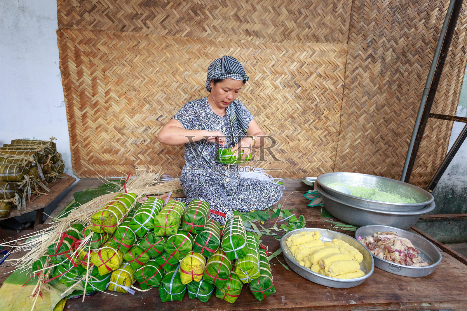 越南南方妇女包装春节年糕照片摄影图片