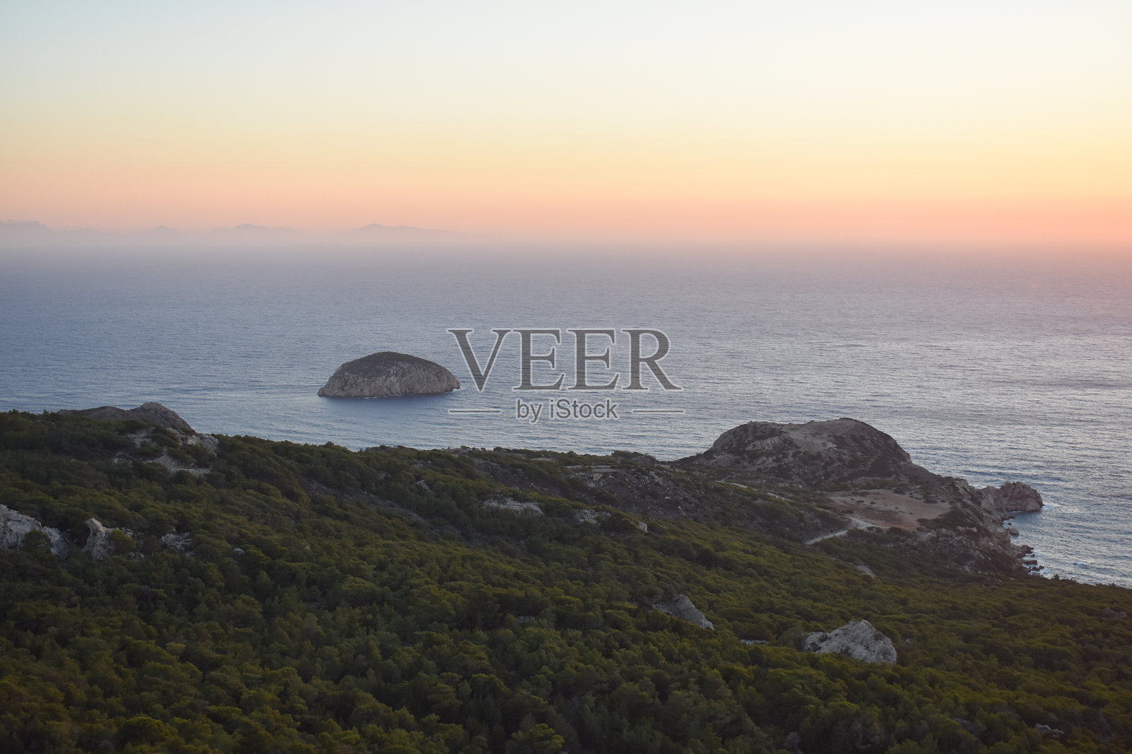 希腊罗德岛莫诺利索斯城堡的日落。罗德岛观光景点。莫诺利索斯城堡遗址景观。罗德岛度假与旅行。罗德岛海景与自然。照片摄影图片