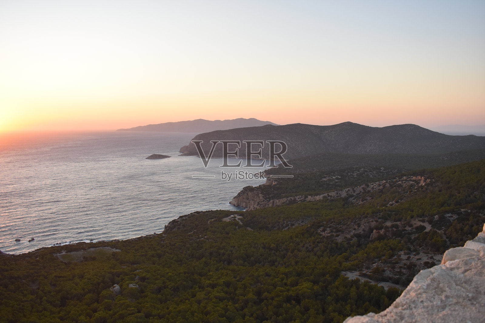 希腊罗德岛莫诺利索斯城堡的日落。罗德岛的观光景点。从废弃的莫诺利索斯城堡看到的景色。罗德岛的假期与旅行。罗德岛的海景与自然风光。照片摄影图片