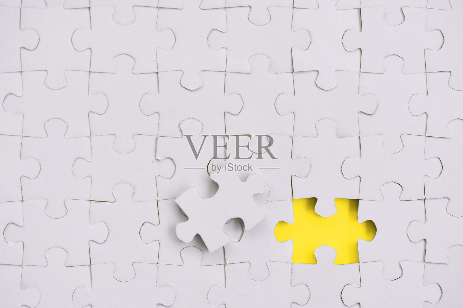 缺失一块的白色拼图 - 黄色照片摄影图片