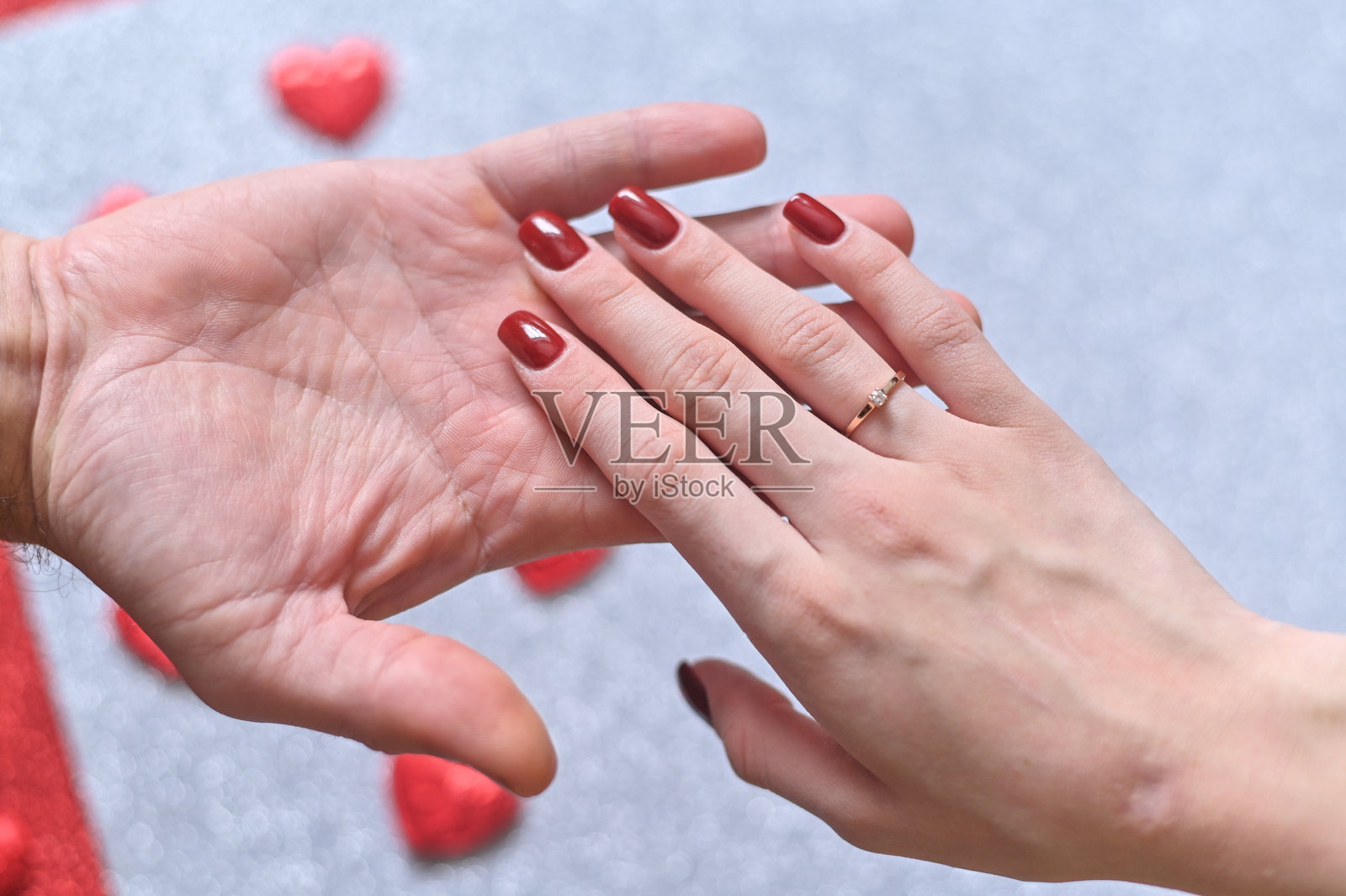 一只手握着另一只手。照片摄影图片