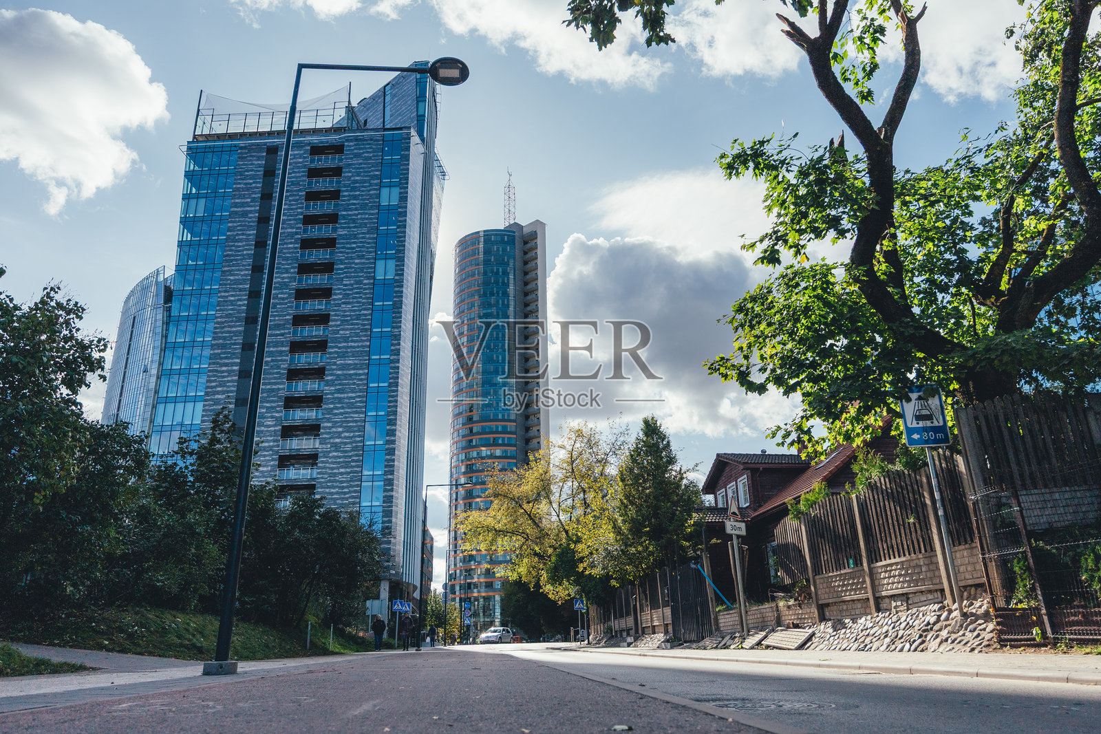 维尔纽斯市中心，现代摩天大楼与木制老屋。立陶宛照片摄影图片