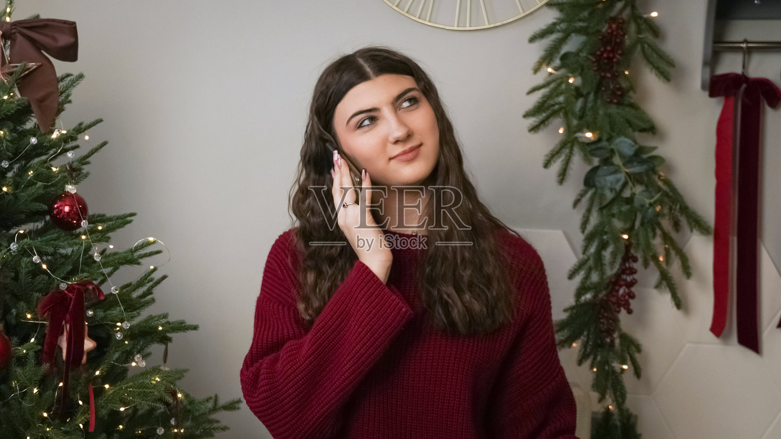 在家享受节日购物，同时与朋友通话讨论礼物创意照片摄影图片