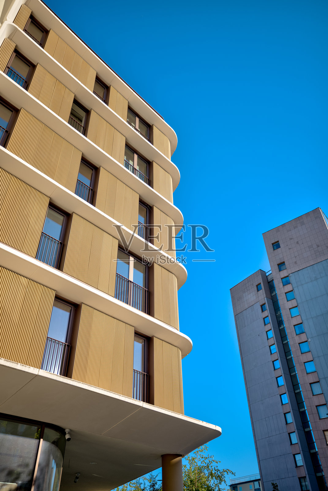 斯洛文尼亚卢布尔雅那的现代建筑反映了该市不断变化的城市景观，并将当代设计与历史环境融为一体。照片摄影图片