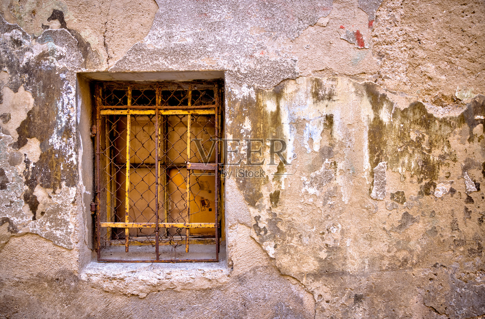 斯洛文尼亚卢布尔雅那，窗框上方风化的石墙特写，展示了旧砌体结构的纹理和层次。照片摄影图片