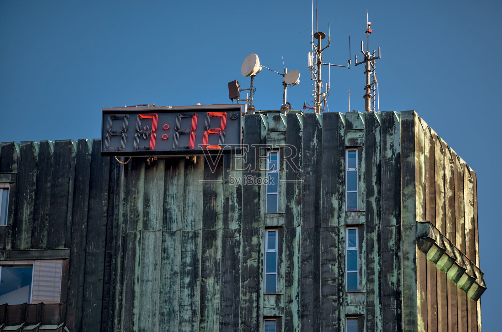 里约热内卢共和国广场建筑群的现代主义建筑，展示了TR3和Ljubljanska borza建筑在晴朗的夏日蓝天下。照片摄影图片