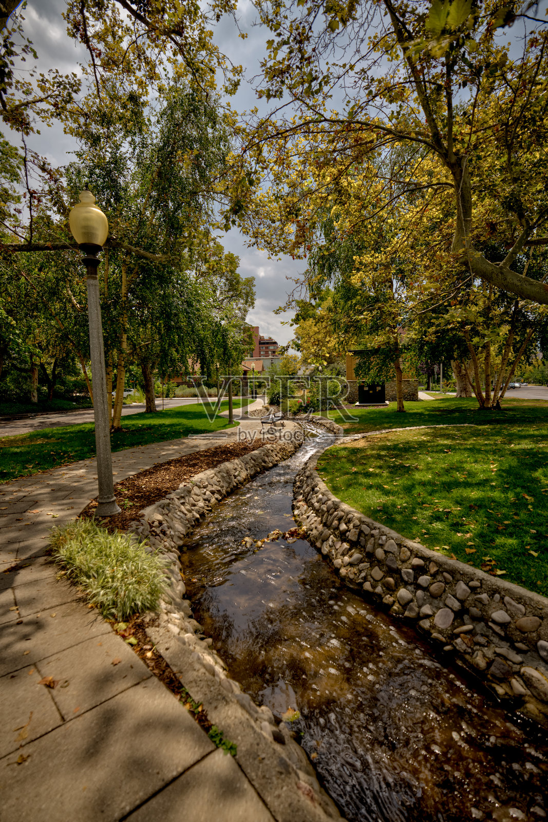 夏末时分，犹他州盐湖城（Salt Lake City, Utah）市中心外的城市溪谷公园（City Creek Canyon park）中的溪流。照片摄影图片